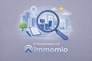 Illustration einer Lupe über einem Büroarbeitsplatz mit Schreibtisch, Drehstuhl und einer Tür mit Kreuzsymbol. Daneben ein Baum sowie ein Klemmbrett und ein Stift. Im Hintergrund sind stilisierte Gebäude, ein Standortsymbol, eine Sonne und Wolken zu sehen. Darunter steht der Text 'In Kooperation mit Immomio', zur Suche nach Büro- und Praxisflächen.