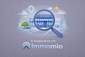 Illustration einer Lupe über einem über einem Restaurant mit Stühlen und Tischen davor. Links steht ein Baum. Im Hintergrund sind stilisierte Gebäude, ein Standortsymbol, eine Sonne sowie Wolken zu sehen. Darunter steht der Text 'In Kooperation mit Immomio', zur Suche nach Gastronomieflächen.