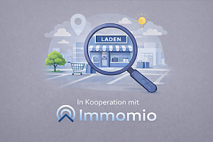 Illustration einer Lupe über einem Geschäft mit einem Schild mit der Aufschrift ‚LADEN‘. Daneben stehen ein Einkaufswagen und ein Baum. Im Hintergrund sind stilisierte Gebäude, ein Standortsymbol, eine Sonne sowie Wolken zu sehen. Darunter steht der Text 'In Kooperation mit Immomio', zur Suche nach Einzelhandelsflächen.