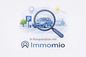 Illustration einer Lupe über einem geparkten Auto auf einem Parkplatz mit Parkplatzschild und Baum. Im Hintergrund sind weitere Autos sowie eine stilisierte Landschaft mit einem Standortsymbol und einer Sonne zu sehen. Darunter steht der Text 'In Kooperation mit Immomio', zur Suche nach PKW-Stellplätzen.