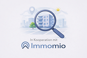 Illustration einer Lupe über einem Mehrfamilienhaus. Im Hintergrund sind stilisierte Gebäude, ein Standortsymbol und eine Sonne zu sehen. Darunter steht der Text 'In Kooperation mit Immomio', zur Suche nach Wohnraumangeboten.