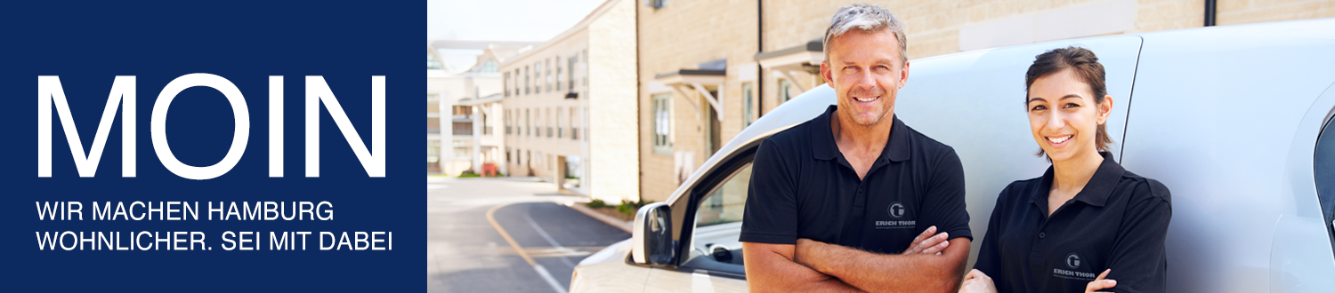 Eine Mitarbeiterin und ein Mitarbeiter eines Hauswart-Teams stehen vor einem Servicefahrzeug und lächeln in die Kamera. Links daneben steht der Schriftzug 'MOIN – Wir machen Hamburg wohnlicher. Sei mit dabei'.