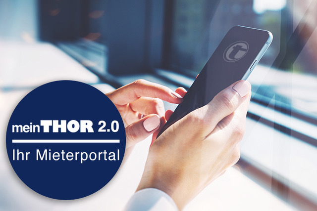 Eine weibliche Hand hält vor einem Fenster ein Smartphone in der Hand. Im Display ist das Thor-Logo mit einem blauen Kleinbuchstaben in einem weißen Kreis zu sehen. Links im Bild befindet sich ein blauer Kreis mit der Aufschrift 'meinTHOR – Ihr Mieterportal' in weißer Schrift.