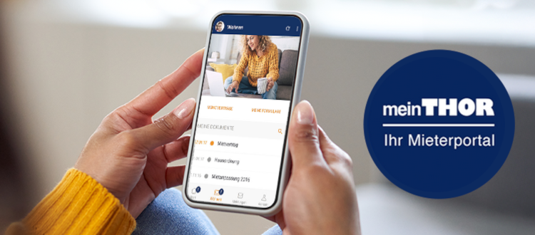 Junge Frau mit lockigem Haar sitzt entspannt auf dem Sofa. Sie trägt einen orangefarbenen Pullover, hält in der linken Hand eine Tasse und bedient mit der rechten Hand einen Laptop. In der linken Bildhälfte befindet sich ein blauer Kreis mit der Aufschrift 'meinTHOR 2.0 – Ihr Mieterportal' in weißer Schrift.