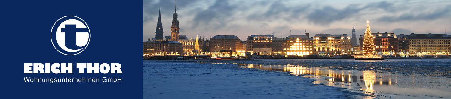 Vater und Sohn sitzen vor einem Bildschirm, während der Vater dem Kind lächelnd über die Schulter schaut. Seine Hand liegt auf der linken Schulter des Jungen. Links im Bild ist das Logo der Erich Thor Wohnungsunternehmen GmbH mit weißer Schrift auf blauem Hintergrund zu sehen.
